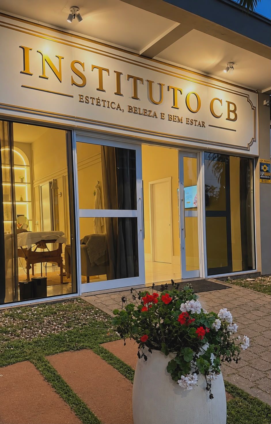 Entrada do Instituto CB com jardim e vasos de flores